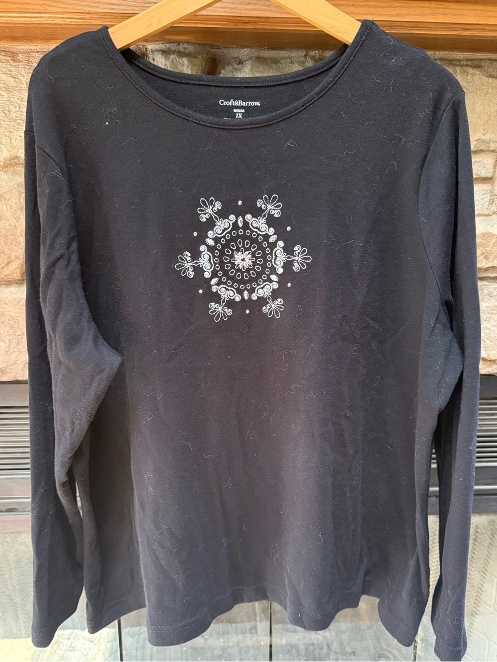 croft & barrow Black Long-Sleeve Crewneck Top with White Floral Mandala